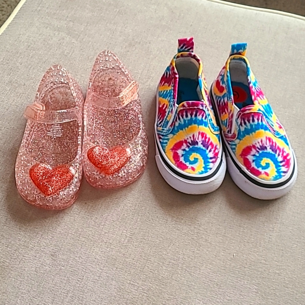 Sz 6 slip on sneakers and jelly flats